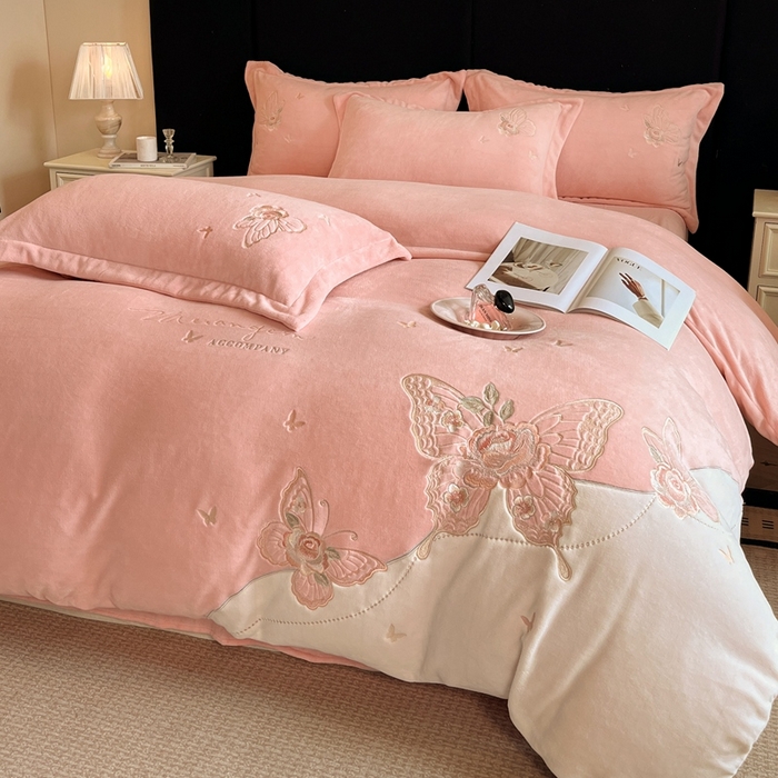 91家纺网 家纺一手货源 找家纺 （总）金牛座家纺 2025新款加厚牛奶绒重工刺绣贴布绣四件套-蝶恋花