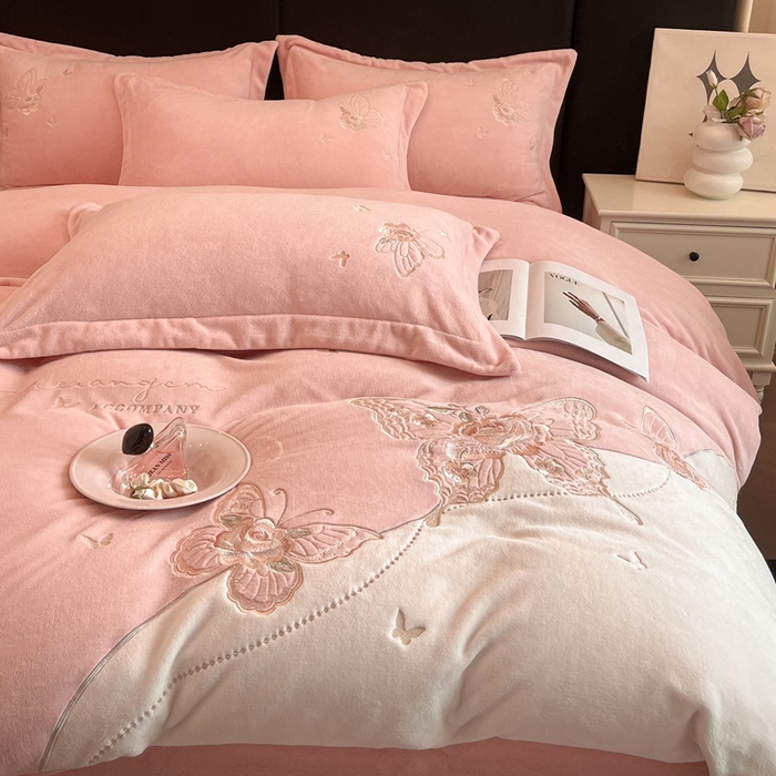 91家纺网 家纺一手货源 找家纺 （总）金牛座家纺 2025新款加厚牛奶绒重工刺绣贴布绣四件套-蝶恋花