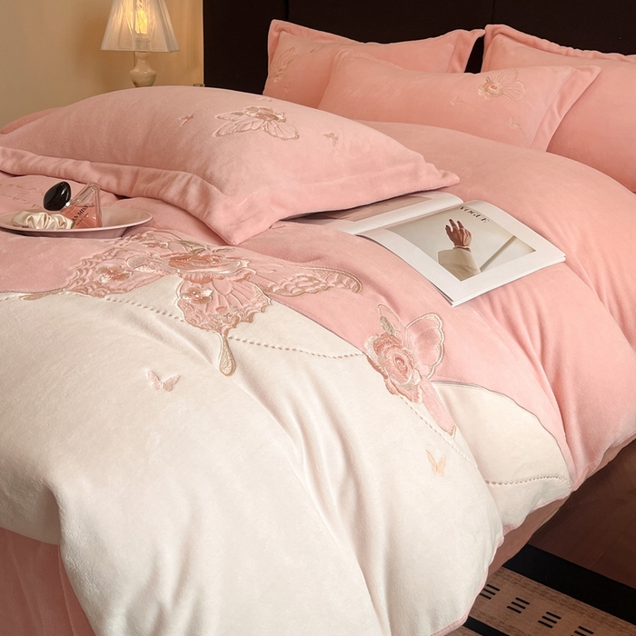 91家纺网 家纺一手货源 找家纺 （总）金牛座家纺 2025新款加厚牛奶绒重工刺绣贴布绣四件套-蝶恋花