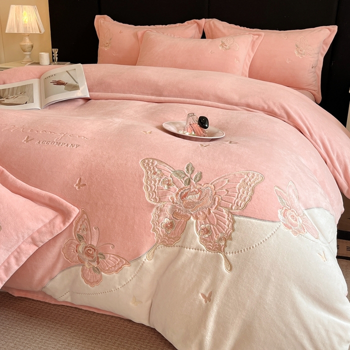 91家纺网 家纺一手货源 找家纺 （总）金牛座家纺 2025新款加厚牛奶绒重工刺绣贴布绣四件套-蝶恋花