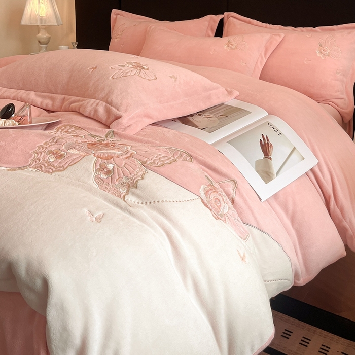 91家纺网 家纺一手货源 找家纺 （总）金牛座家纺 2025新款加厚牛奶绒重工刺绣贴布绣四件套-蝶恋花