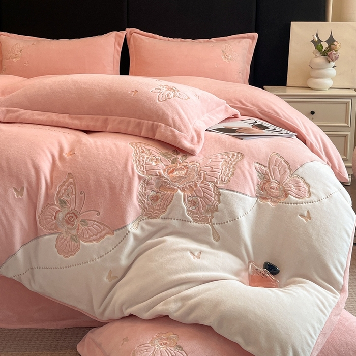 91家纺网 家纺一手货源 找家纺 （总）金牛座家纺 2025新款加厚牛奶绒重工刺绣贴布绣四件套-蝶恋花