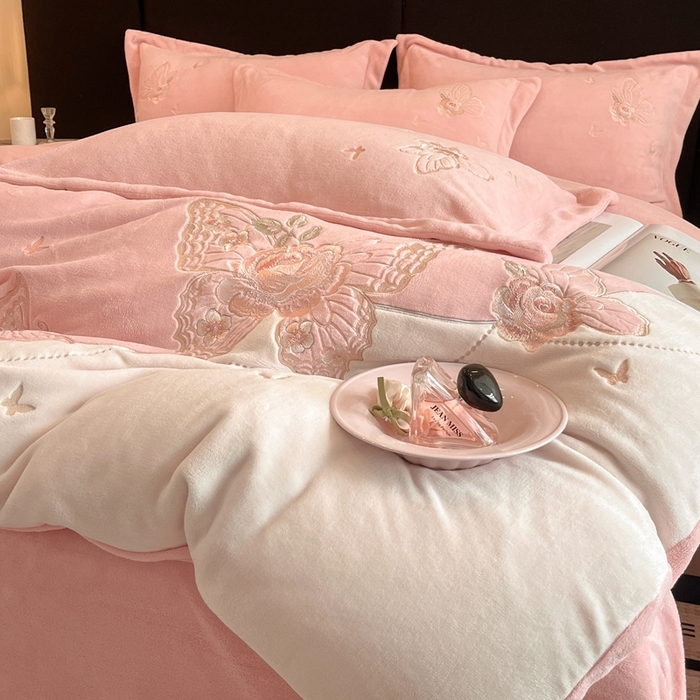 91家纺网 家纺一手货源 找家纺 （总）金牛座家纺 2025新款加厚牛奶绒重工刺绣贴布绣四件套-蝶恋花