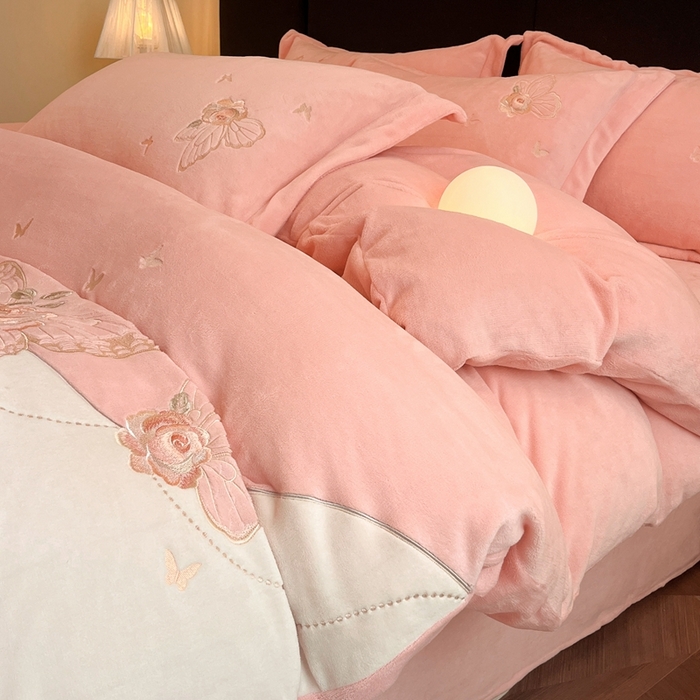 91家纺网 家纺一手货源 找家纺 （总）金牛座家纺 2025新款加厚牛奶绒重工刺绣贴布绣四件套-蝶恋花