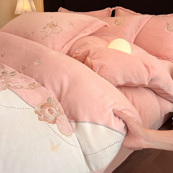 91家纺网 家纺一手货源 找家纺 金牛座家纺 2025新款加厚牛奶绒重工刺绣贴布绣四件套-蝶恋花 蝶恋花-嫩粉