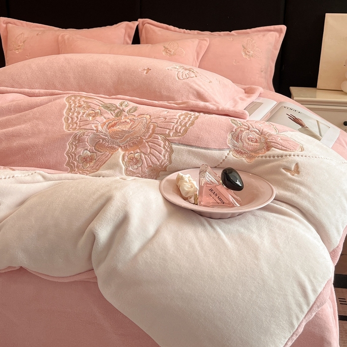 91家纺网 家纺一手货源 找家纺 金牛座家纺 2025新款加厚牛奶绒重工刺绣贴布绣四件套-蝶恋花 蝶恋花-嫩粉