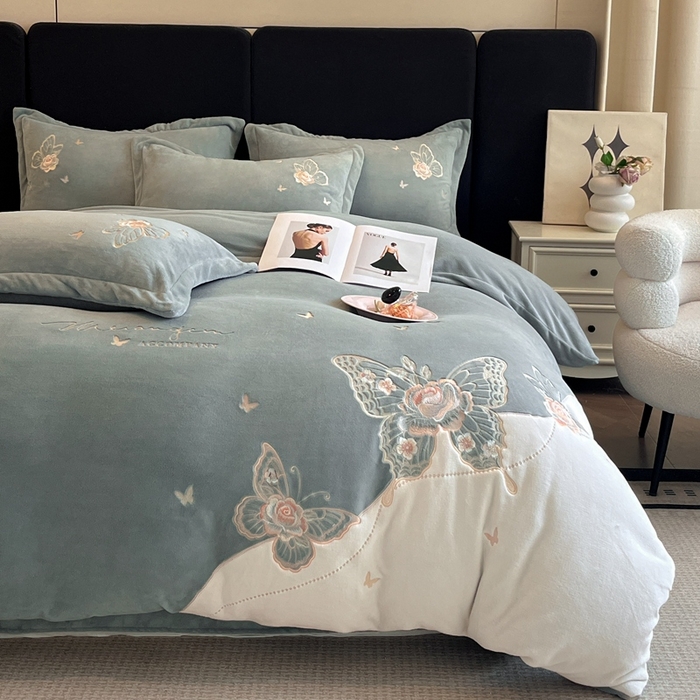 91家纺网 家纺一手货源 找家纺 金牛座家纺 2025新款加厚牛奶绒重工刺绣贴布绣四件套-蝶恋花 蝶恋花-浅灰