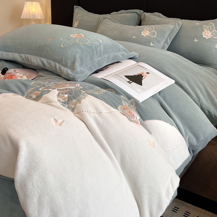 91家纺网 家纺一手货源 找家纺 金牛座家纺 2025新款加厚牛奶绒重工刺绣贴布绣四件套-蝶恋花 蝶恋花-浅灰