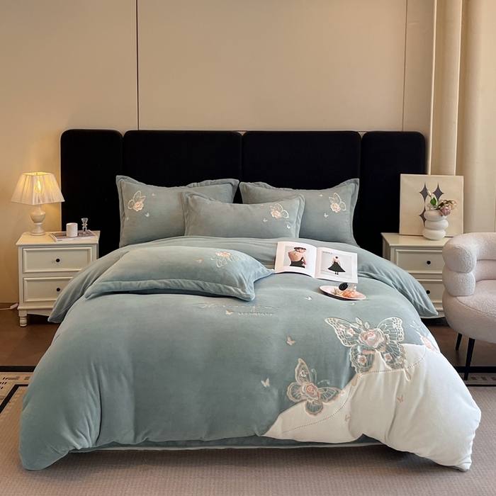 91家纺网 家纺一手货源 找家纺 金牛座家纺 2025新款加厚牛奶绒重工刺绣贴布绣四件套-蝶恋花 蝶恋花-浅灰