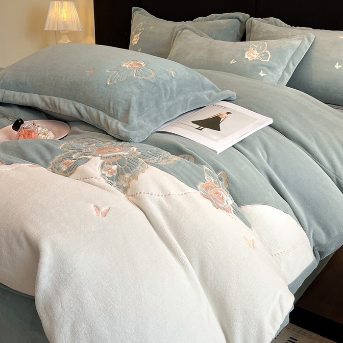 91家纺网 家纺一手货源 找家纺 金牛座家纺 2025新款加厚牛奶绒重工刺绣贴布绣四件套-蝶恋花 蝶恋花-浅灰