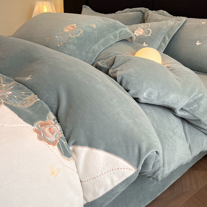 91家纺网 家纺一手货源 找家纺 金牛座家纺 2025新款加厚牛奶绒重工刺绣贴布绣四件套-蝶恋花 蝶恋花-浅灰