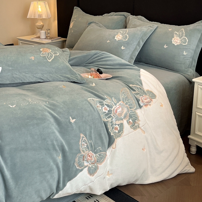 91家纺网 家纺一手货源 找家纺 金牛座家纺 2025新款加厚牛奶绒重工刺绣贴布绣四件套-蝶恋花 蝶恋花-浅灰