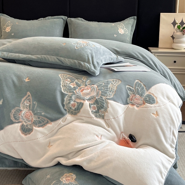 91家纺网 家纺一手货源 找家纺 金牛座家纺 2025新款加厚牛奶绒重工刺绣贴布绣四件套-蝶恋花 蝶恋花-浅灰