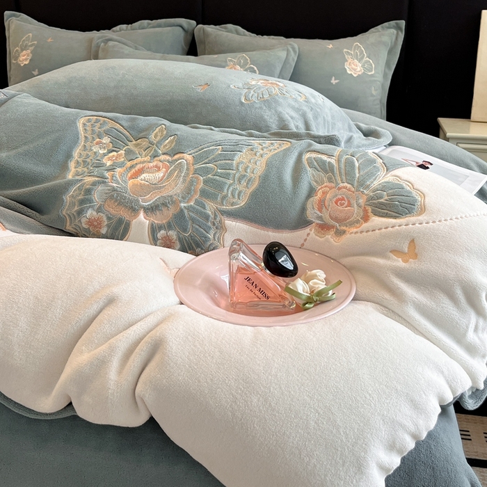 91家纺网 家纺一手货源 找家纺 金牛座家纺 2025新款加厚牛奶绒重工刺绣贴布绣四件套-蝶恋花 蝶恋花-浅灰