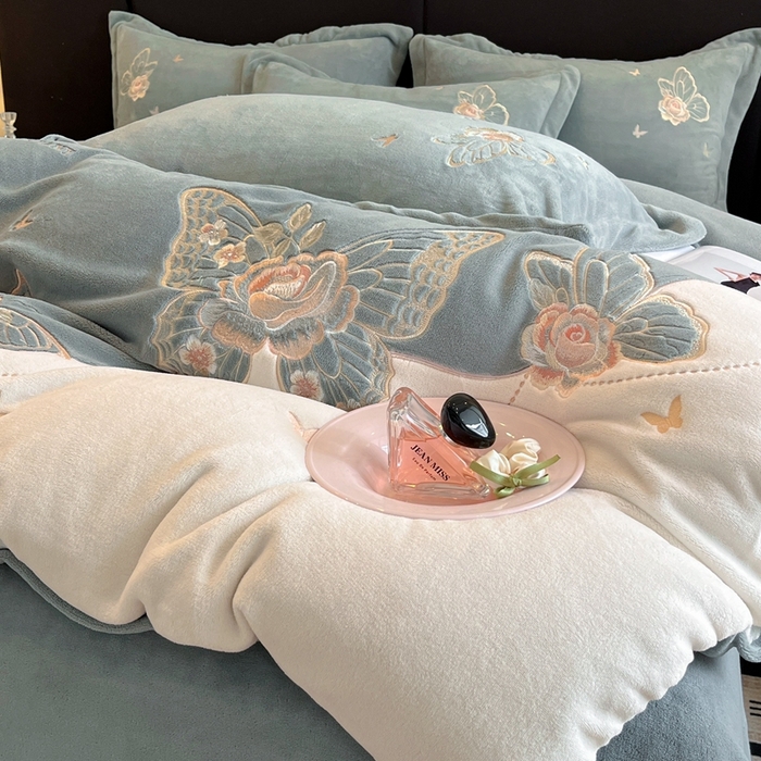 91家纺网 家纺一手货源 找家纺 金牛座家纺 2025新款加厚牛奶绒重工刺绣贴布绣四件套-蝶恋花 蝶恋花-浅灰