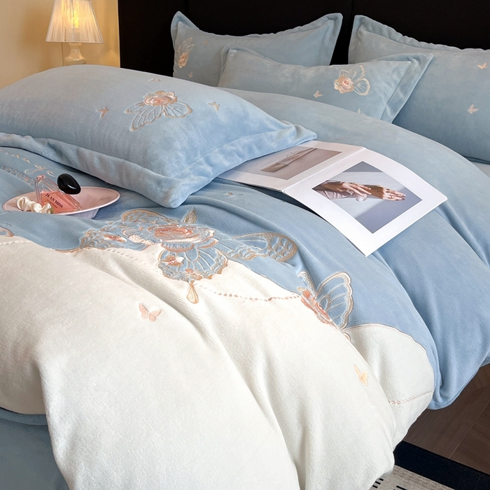 91家纺网 家纺一手货源 找家纺 金牛座家纺 2025新款加厚牛奶绒重工刺绣贴布绣四件套-蝶恋花 蝶恋花-雾蓝