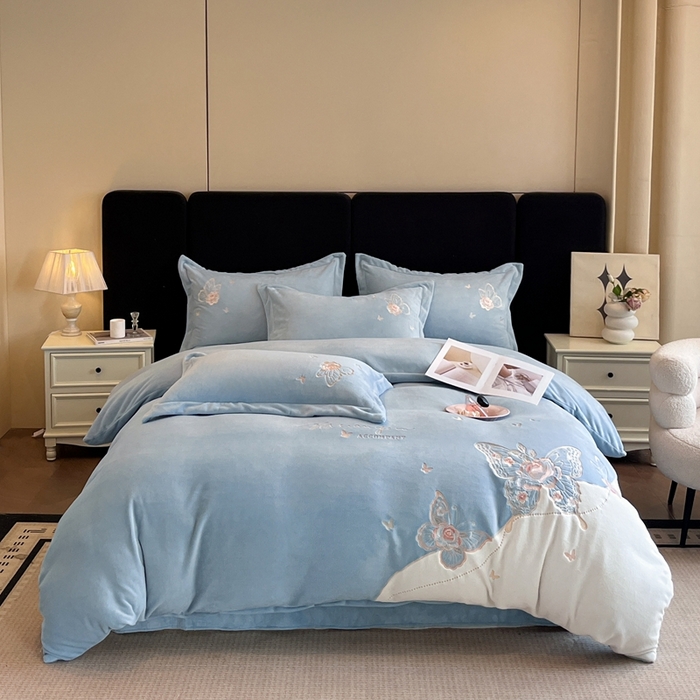 91家纺网 家纺一手货源 找家纺 金牛座家纺 2025新款加厚牛奶绒重工刺绣贴布绣四件套-蝶恋花 蝶恋花-雾蓝