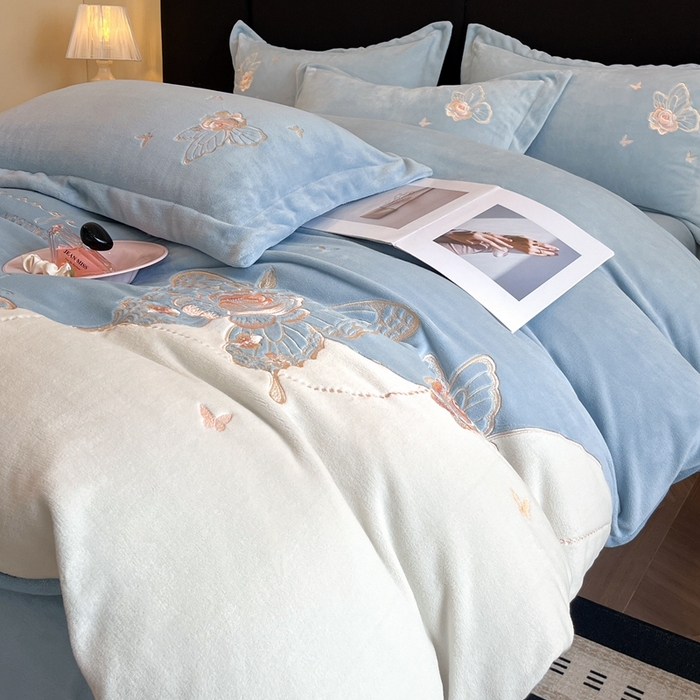 91家纺网 家纺一手货源 找家纺 金牛座家纺 2025新款加厚牛奶绒重工刺绣贴布绣四件套-蝶恋花 蝶恋花-雾蓝