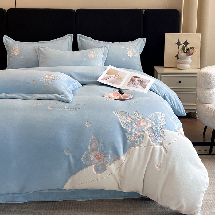91家纺网 家纺一手货源 找家纺 金牛座家纺 2025新款加厚牛奶绒重工刺绣贴布绣四件套-蝶恋花 蝶恋花-雾蓝