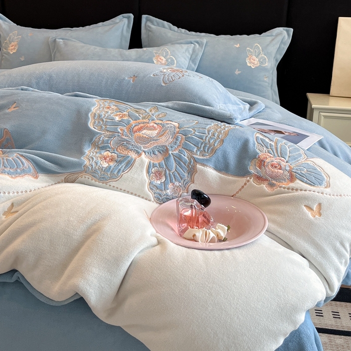 91家纺网 家纺一手货源 找家纺 金牛座家纺 2025新款加厚牛奶绒重工刺绣贴布绣四件套-蝶恋花 蝶恋花-雾蓝
