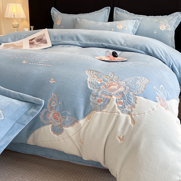 91家纺网 家纺一手货源 找家纺 金牛座家纺 2025新款加厚牛奶绒重工刺绣贴布绣四件套-蝶恋花 蝶恋花-雾蓝
