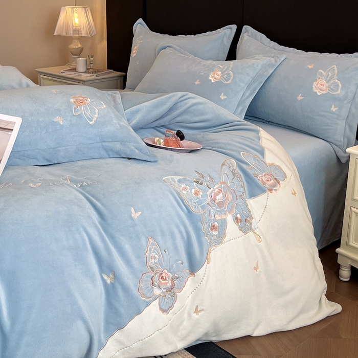 91家纺网 家纺一手货源 找家纺 金牛座家纺 2025新款加厚牛奶绒重工刺绣贴布绣四件套-蝶恋花 蝶恋花-雾蓝