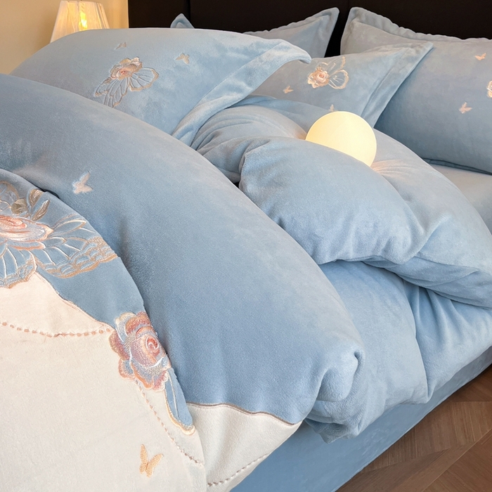 91家纺网 家纺一手货源 找家纺 金牛座家纺 2025新款加厚牛奶绒重工刺绣贴布绣四件套-蝶恋花 蝶恋花-雾蓝