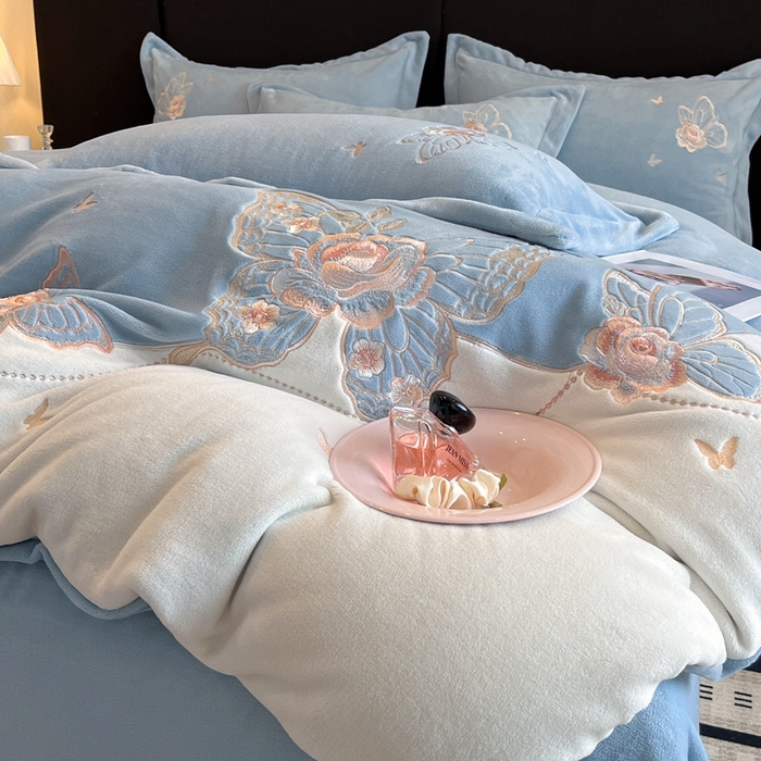 91家纺网 家纺一手货源 找家纺 金牛座家纺 2025新款加厚牛奶绒重工刺绣贴布绣四件套-蝶恋花 蝶恋花-雾蓝