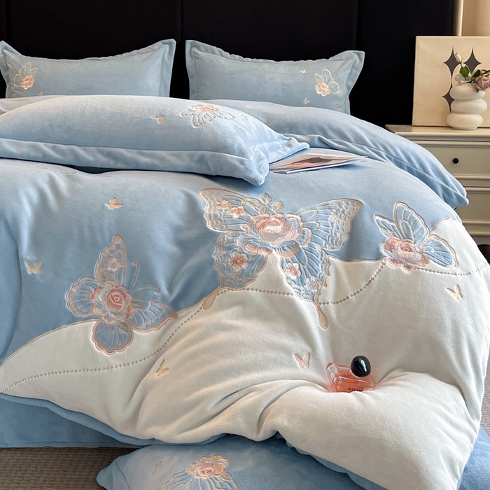 91家纺网 家纺一手货源 找家纺 金牛座家纺 2025新款加厚牛奶绒重工刺绣贴布绣四件套-蝶恋花 蝶恋花-雾蓝