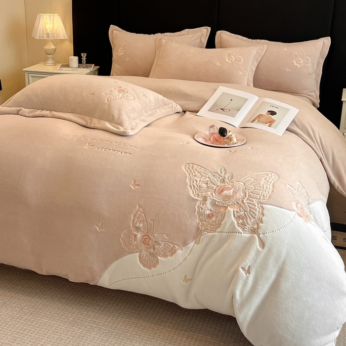 91家纺网 家纺一手货源 找家纺 金牛座家纺 2025新款加厚牛奶绒重工刺绣贴布绣四件套-蝶恋花 蝶恋花-杏色