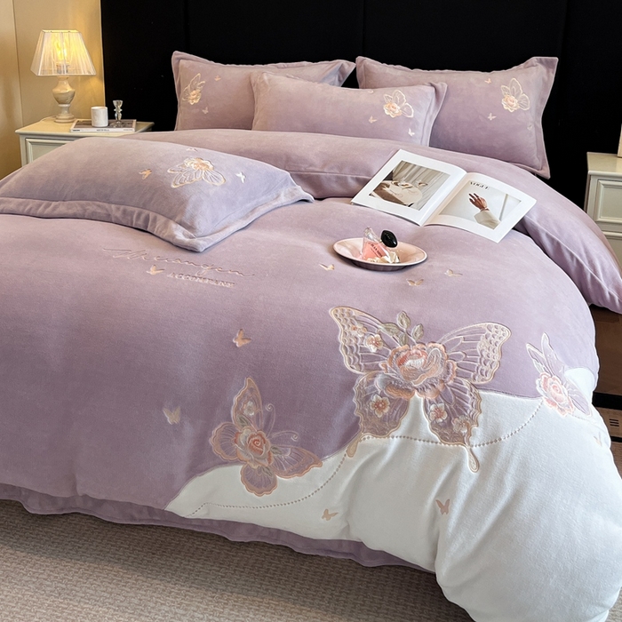 91家纺网 家纺一手货源 找家纺 金牛座家纺 2025新款加厚牛奶绒重工刺绣贴布绣四件套-蝶恋花 蝶恋花-浅紫