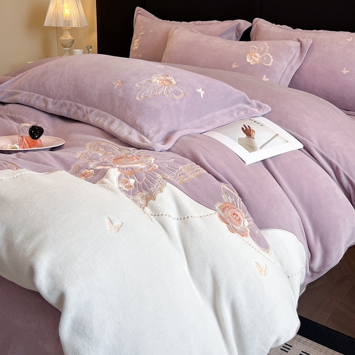 91家纺网 家纺一手货源 找家纺 金牛座家纺 2025新款加厚牛奶绒重工刺绣贴布绣四件套-蝶恋花 蝶恋花-浅紫