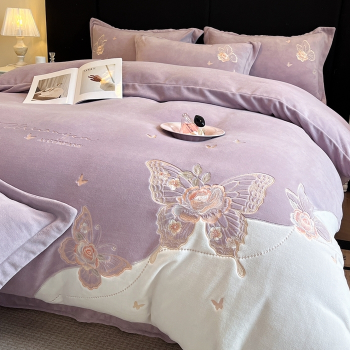 91家纺网 家纺一手货源 找家纺 金牛座家纺 2025新款加厚牛奶绒重工刺绣贴布绣四件套-蝶恋花 蝶恋花-浅紫