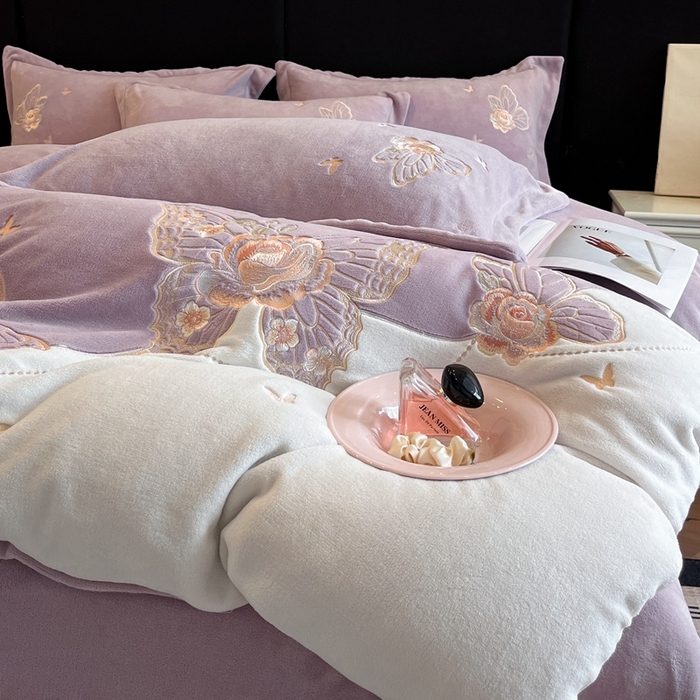 91家纺网 家纺一手货源 找家纺 金牛座家纺 2025新款加厚牛奶绒重工刺绣贴布绣四件套-蝶恋花 蝶恋花-浅紫