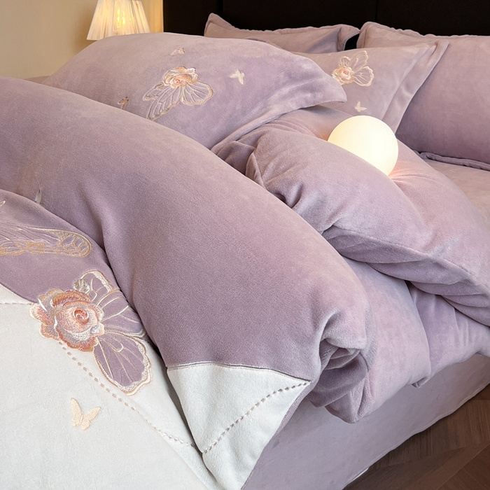 91家纺网 家纺一手货源 找家纺 金牛座家纺 2025新款加厚牛奶绒重工刺绣贴布绣四件套-蝶恋花 蝶恋花-浅紫