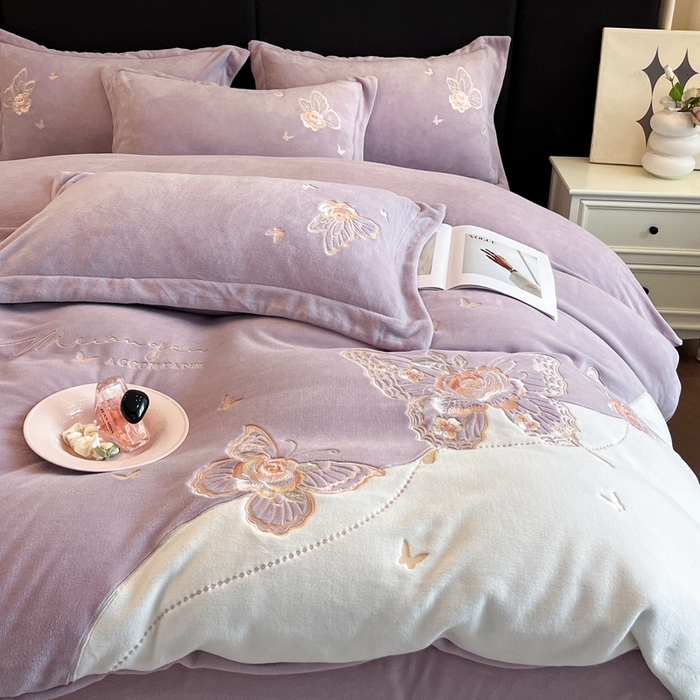 91家纺网 家纺一手货源 找家纺 金牛座家纺 2025新款加厚牛奶绒重工刺绣贴布绣四件套-蝶恋花 蝶恋花-浅紫