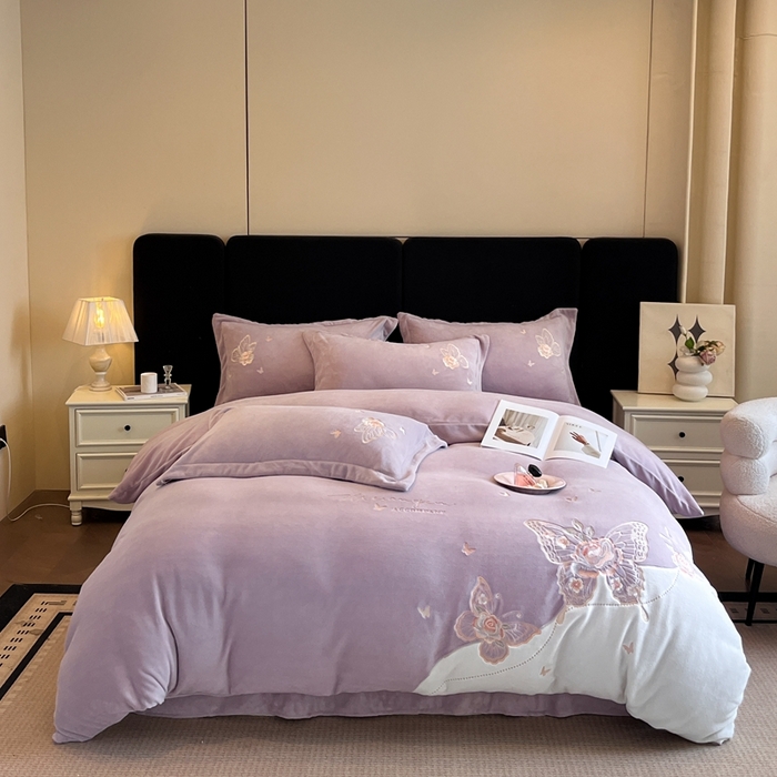 91家纺网 家纺一手货源 找家纺 金牛座家纺 2025新款加厚牛奶绒重工刺绣贴布绣四件套-蝶恋花 蝶恋花-浅紫