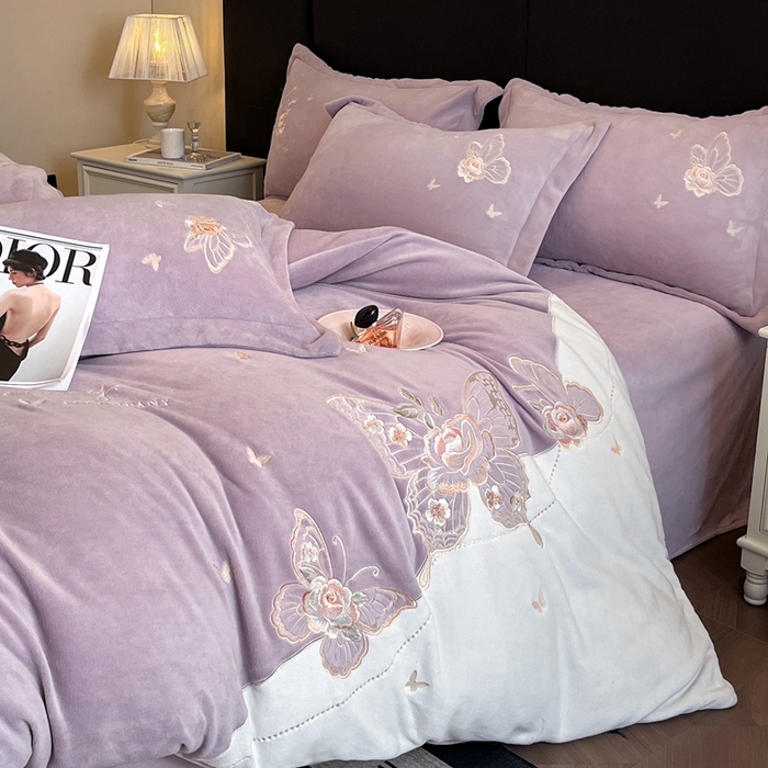 91家纺网 家纺一手货源 找家纺 金牛座家纺 2025新款加厚牛奶绒重工刺绣贴布绣四件套-蝶恋花 蝶恋花-浅紫