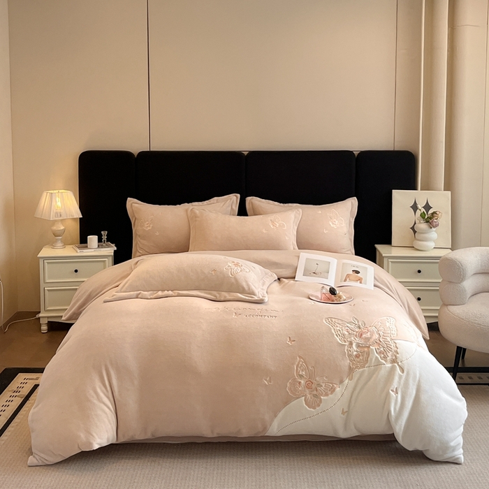 91家纺网 家纺一手货源 找家纺 金牛座家纺 2025新款加厚牛奶绒重工刺绣贴布绣四件套-蝶恋花 蝶恋花-杏色