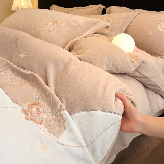 91家纺网 家纺一手货源 找家纺 金牛座家纺 2025新款加厚牛奶绒重工刺绣贴布绣四件套-蝶恋花 蝶恋花-杏色