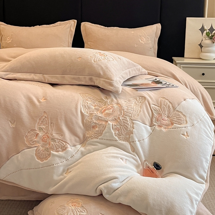 91家纺网 家纺一手货源 找家纺 金牛座家纺 2025新款加厚牛奶绒重工刺绣贴布绣四件套-蝶恋花 蝶恋花-杏色