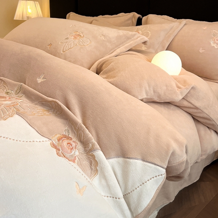 91家纺网 家纺一手货源 找家纺 金牛座家纺 2025新款加厚牛奶绒重工刺绣贴布绣四件套-蝶恋花 蝶恋花-杏色