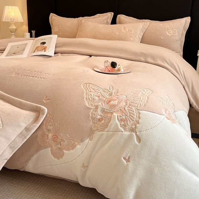 91家纺网 家纺一手货源 找家纺 金牛座家纺 2025新款加厚牛奶绒重工刺绣贴布绣四件套-蝶恋花 蝶恋花-杏色