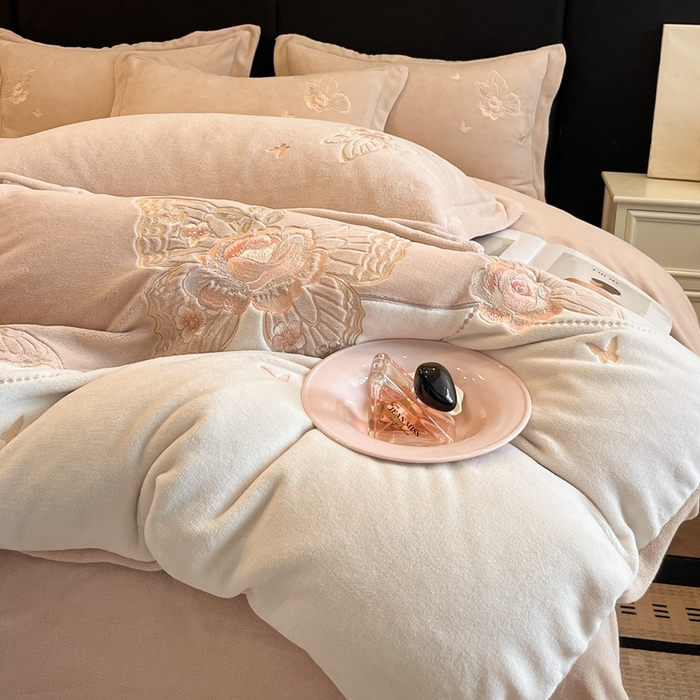 91家纺网 家纺一手货源 找家纺 金牛座家纺 2025新款加厚牛奶绒重工刺绣贴布绣四件套-蝶恋花 蝶恋花-杏色