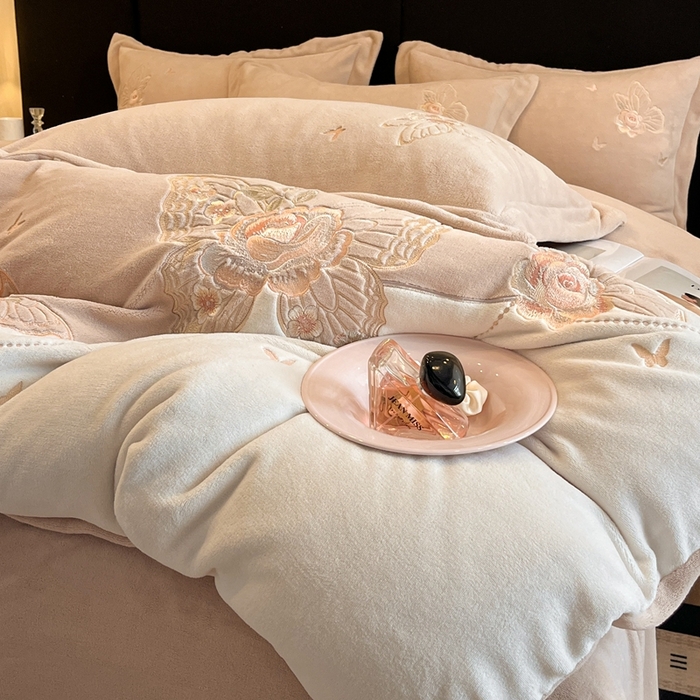 91家纺网 家纺一手货源 找家纺 金牛座家纺 2025新款加厚牛奶绒重工刺绣贴布绣四件套-蝶恋花 蝶恋花-杏色