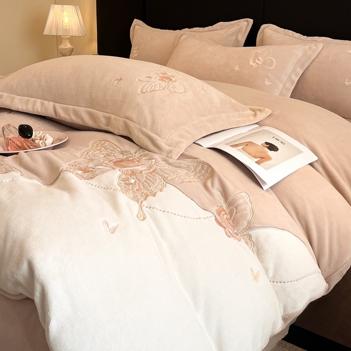 91家纺网 家纺一手货源 找家纺 金牛座家纺 2025新款加厚牛奶绒重工刺绣贴布绣四件套-蝶恋花 蝶恋花-杏色