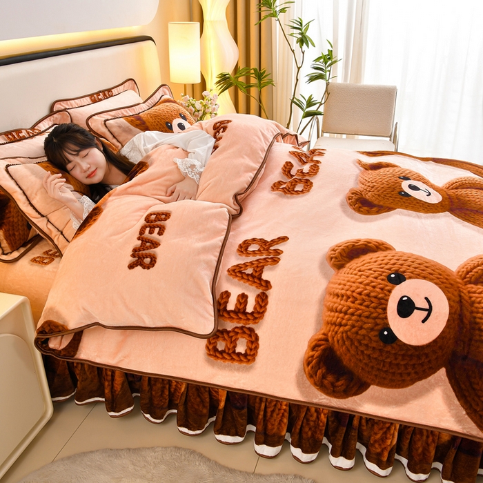 91家纺网 家纺一手货源 找家纺 羽梦2025新款8.5斤牛奶法莱绒金貂法兰绒四件套直播爆款 KT熊