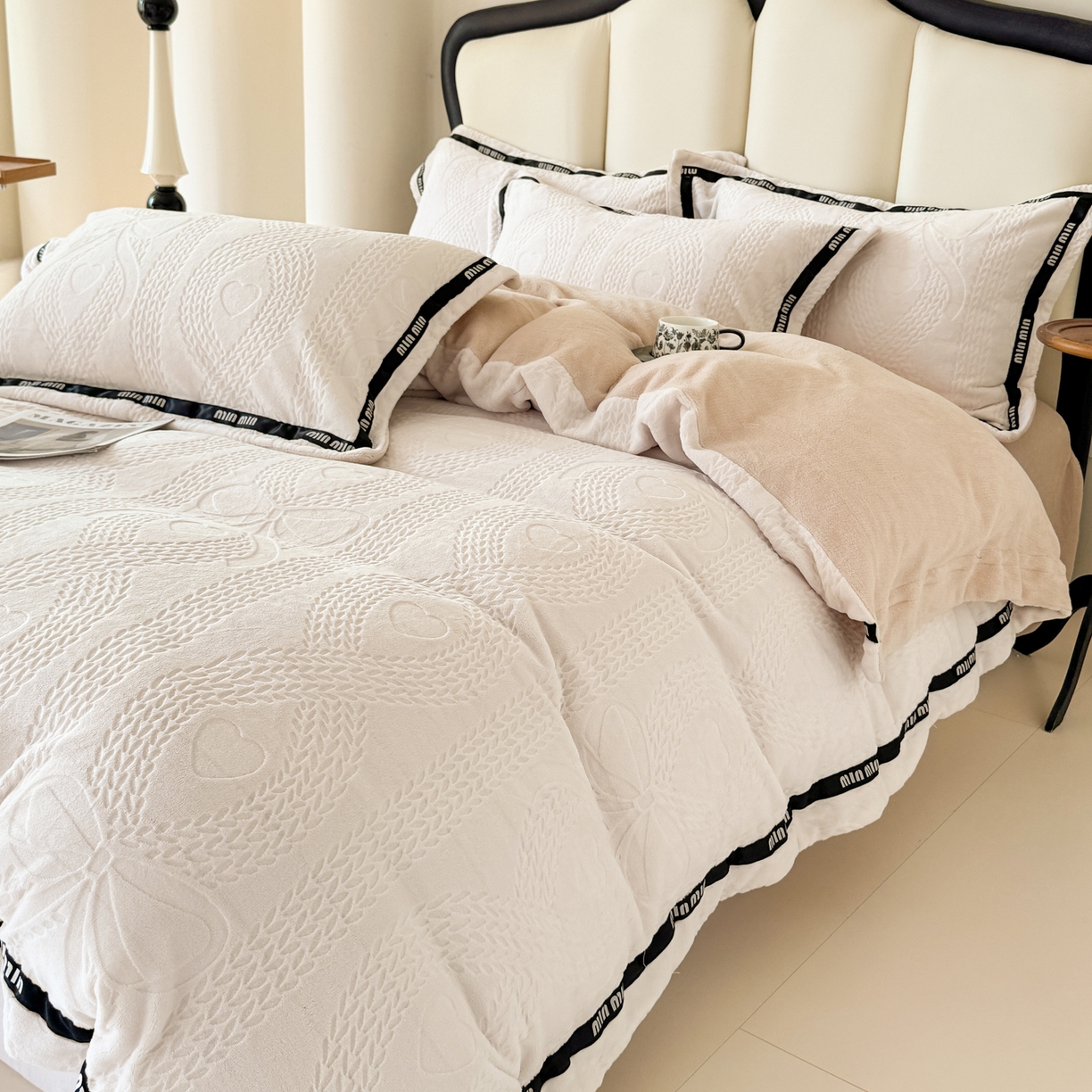 91家纺网 家纺一手货源 找家纺 （总）潮邦创意家居 2025新款冬季雕花牛奶绒四件套-简逸黑钻
