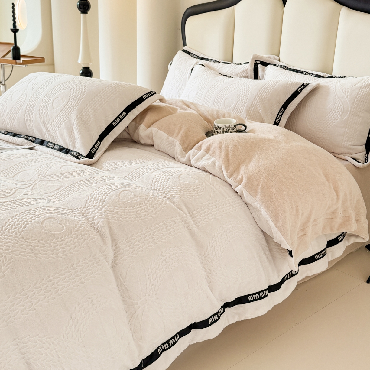 91家纺网 家纺一手货源 找家纺 （总）潮邦创意家居 2025新款冬季雕花牛奶绒四件套-简逸黑钻