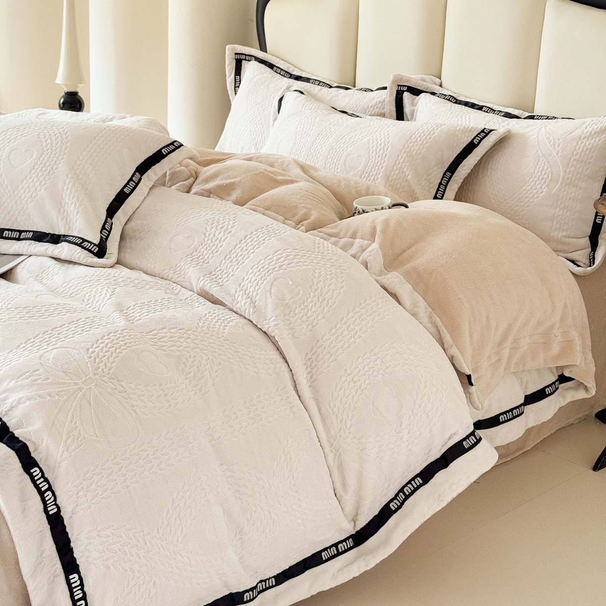 91家纺网 家纺一手货源 找家纺 （总）潮邦创意家居 2025新款冬季雕花牛奶绒四件套-简逸黑钻